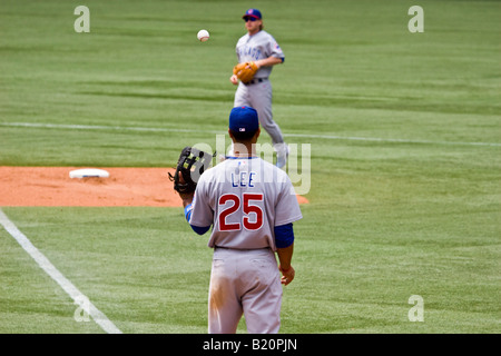 Toronto - 14. Juni 2008 - Chicago Cubs Vs Toronto Blue Jays.  Chicago gewann 6: 2. Derek Lee fängt einen Ball auf der ersten base Stockfoto