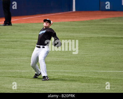 Toronto - 14. Juni 2008 - Chicago Cubs Vs Toronto Blue Jays.  Chicago gewann 6: 2.  David Eckstein macht einen Wurf zum ersten. Stockfoto