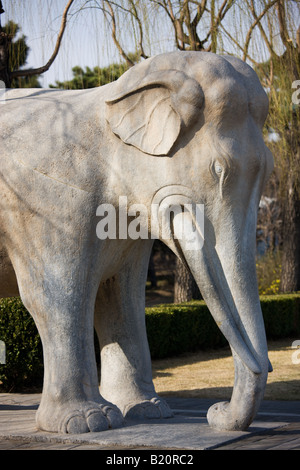 Statue eines stehenden Elefanten Geist Weg Ming Gräber Beijing Peking China Stockfoto