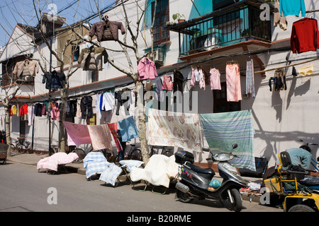 Wäsche hängen zum Trocknen in Zi Zhong Road des alten französischen Konzession Viertel von Shanghai Chinas Stockfoto