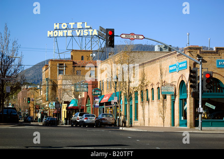 Painted Desert Trading Company und andere Geschäfte in der Innenstadt von Flagstaff Arizona entlang der Route 66 Stockfoto