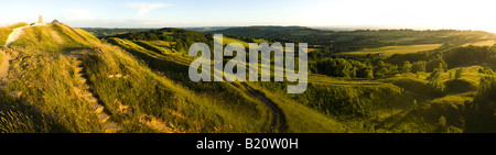 Ein Abend-Panorama Blick SW von Cotswold Böschung bei Painswick Beacon, Gloucestershire Stockfoto