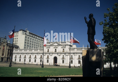 Statue des ehemaligen Präsidenten Eduardo Frei und La Moneda Palastes, Plaza De La Constitución, Santiago, Chile Stockfoto