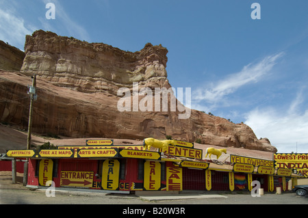 Handelsposten entlang der Interstate 40 in Nordarizona mit Südwest- und indianischen Schmuck und souvenirs Stockfoto
