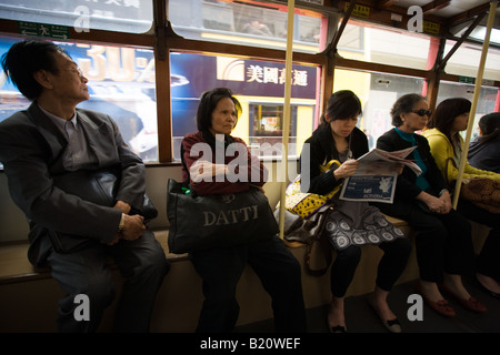 Passagiere in Straßenbahn in der traditionellen alten chinesischen Bezirk Des Voeux Road Sheung Wan Hong Kong Island China Stockfoto