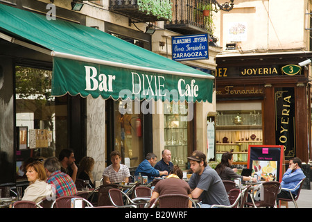 Spanien Madrid Leute sitzen an Tischen im Freien an Dixie Bar und Cafe  grne Markise im Restaurant Englisch name in der spanischen Stadt  Stockfotografie - Alamy