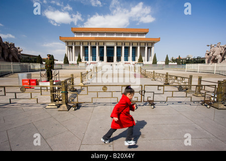 Junges Mädchen führt vorbei an einen Soldaten außerhalb s Mao Mausoleum Tian ein Männer Platz Beijing-China Stockfoto