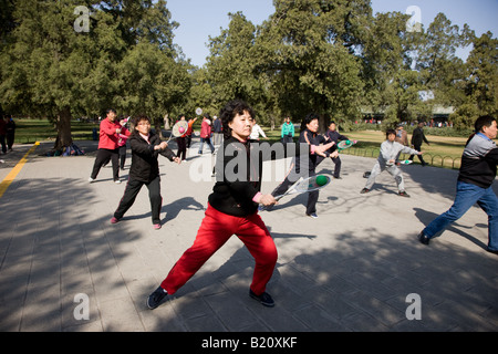 Tai Chi mit Schläger und Ball im Park der Tempel des Himmels Peking China Stockfoto