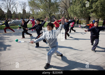 Tai Chi mit Schläger und Ball im Park der Tempel des Himmels Peking China Stockfoto