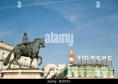 Spanien Madrid Statue of montiert König Charles III in Puerto del Sol Plaza mit Tio Pepe Zeichen Stockfoto