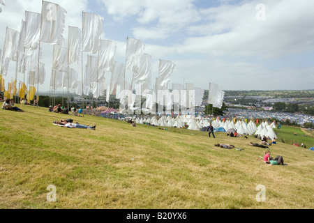 Flaggen auf dem Hügel über dem Tipi-Feld. Glastonbury Festival 2008 Stockfoto