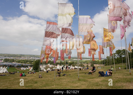 Flaggen auf dem Hügel über dem Tipi-Feld. Glastonbury Festival 2008 Stockfoto