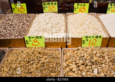 Getrocknete Ware einschließlich Fisch und Nüssen im Shop in Wing Lok Street Sheung Wan Hongkong China Stockfoto