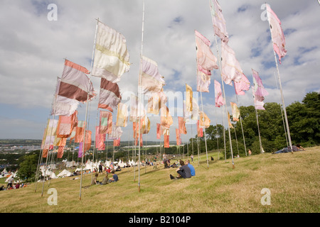 Flaggen auf dem Hügel über dem Tipi-Feld. Glastonbury Festival 2008 Stockfoto