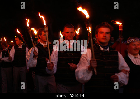 junge Männer mit Fackel während Mittsommer Feiern in Jurmala Lettland Baltikum Stockfoto