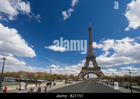 Eiffelturm im Frühling Sonnenschein tagsüber Paris Frankreich Europa EU Stockfoto