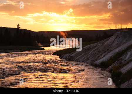 Sonnenuntergang über Firehole River Upper Geyser Basin Yellowstone-Nationalpark Stockfoto