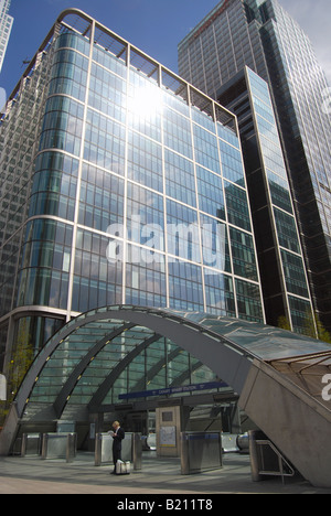 "Kreditklemme" Boom Büste Canary Wharf Tube Station Eingang Commuter blackberry Stockfoto