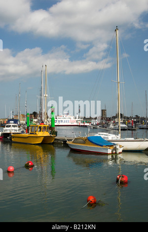Boote und Yachten vor Anker im Hafen von Yarmouth / Fluss Yar bei Yarmouth auf der Insel von Wight, UK. Stockfoto