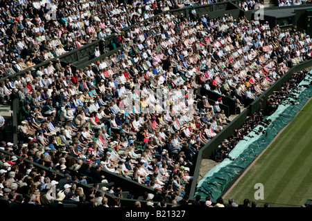 Der Centre Court Masse am Finaltag der Herren in Wimbledon Tennis-Meisterschaften 2008 Stockfoto