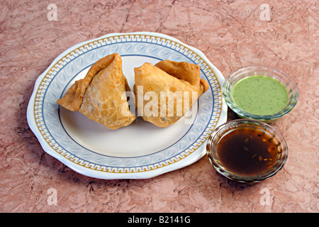 Nahaufnahme von Samosa (Tiefe frittierten Teigtaschen), einer der beliebtesten Snacks in Indien. Stockfoto