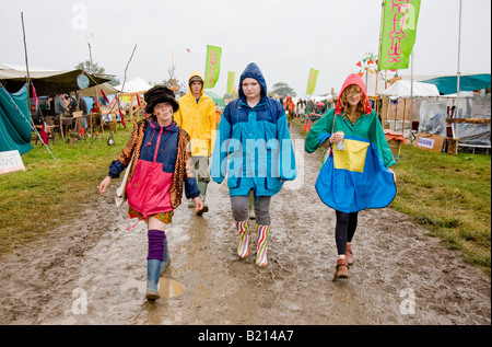 Passanten In Schlamm Glastonbury Festival Pilton UK Somerest Europa Stockfoto