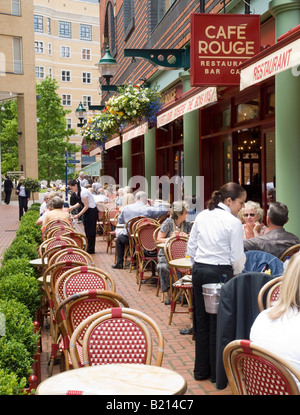 Menschen Essen außerhalb Cafe Rouge im Bereich Brindley Place des Stadtzentrum von Birmingham, West Midlands, UK Stockfoto