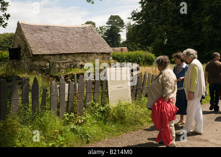 St. Fagan s Folk Museum Cardiff Wales UK - Besucher betrachten rekonstruierte alte walisische Häuschen und traditionelle Schiefer Zaun Stockfoto