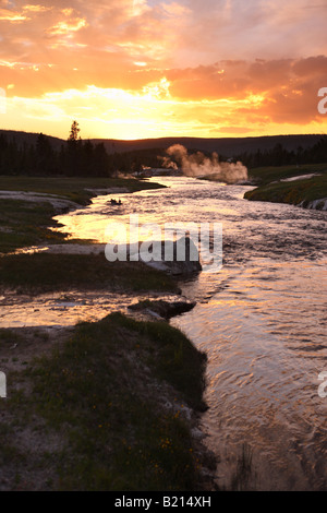 Sonnenuntergang über Firehole River Upper Geyser Basin Yellowstone-Nationalpark Stockfoto