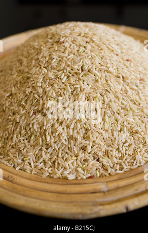 Bambuskorb braun Vollkorn Reis Reis ist ein teures gut als seine in Mangelware geworden. Stockfoto