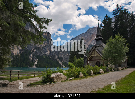 Pragser Wildsee, Croda de Becco und Kirche, Val di Foresta, Dolomiten, Italien Stockfoto