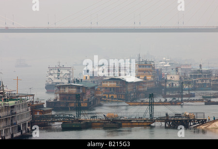 Freude Kreuzer warten auf chinesische und westliche Passagiere am Yangtze Fluss Kreuzfahrt Yichang China Stockfoto