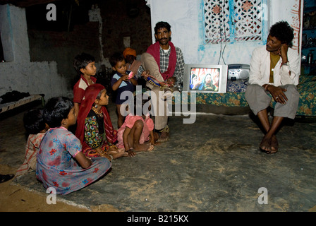 Rajasthani Kinder eine traditionelle Fernsehen auf einem tv-Programm in den Hof ihres Hauses, Rajasthan (Indien) gesetzt. Stockfoto