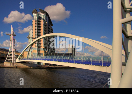 Weitwinkelaufnahme The Lowry-Brücke über den Manchester Ship Canal, mit Apartment block im Hintergrund, Salford Quays, UK Stockfoto