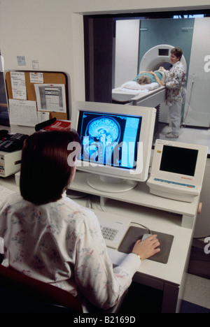 MRI (Magnetic Resonance Imaging) mit Patienten, Krankenschwester & Techniker im Krankenhausbereich. Stockfoto
