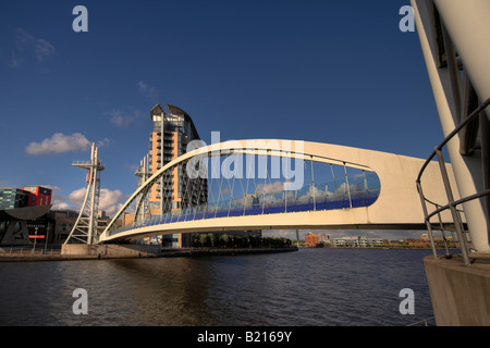 Weitwinkelaufnahme The Lowry-Brücke über den Manchester Ship Canal, mit Apartment block im Hintergrund, Salford Quays, UK Stockfoto