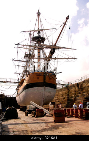 HM Bark Endeavour eine Nachbildung des berühmten Captain James Cook s Schiff im Trockendock in Hull England während einer Renovierung im Mai 2003 Stockfoto