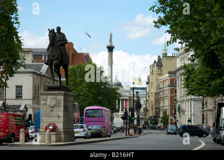 Eine Ansicht von Whitehall mit Blick auf dem Trafalgar Square in London UK mit einer Statue zu Earl Haig im Vordergrund Stockfoto