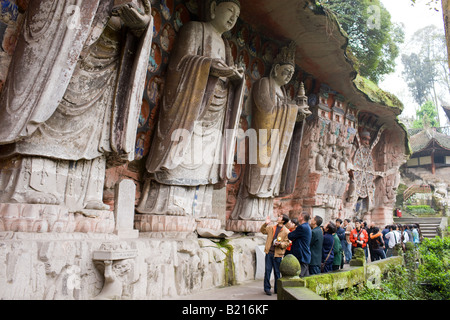 Touristen am Dazu rock Carvings der Buddha der großen Sonnenlicht Buddha der Barmherzigkeit am Berg Baoding China Stockfoto