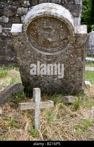 Grabstein und Kreuz zu trimmen, County Meath, Irland Stockfoto