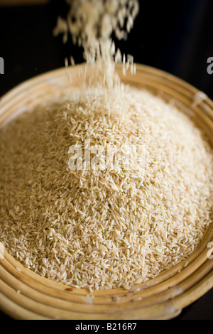 Bambuskorb braun Vollkorn Reis Reis ist ein teures gut als seine in Mangelware geworden. Stockfoto
