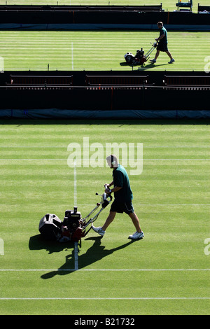 Das Mähen ist auf den äußeren Plätzen vor dem Spiel an der Wimbledon Tennis-Meisterschaften 2008 Stockfoto