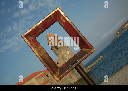 Glockenturm in der attraktiven Fischen Dorf Collioure (Südfrankreich), gesehen durch ein rostiger Rahmen am Ufer errichtet. Stockfoto