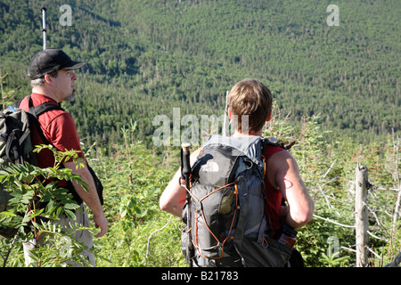 Wanderer erklimmen Caps Ridge Trail in den Sommermonaten befindet sich in den White Mountains New Hampshire USA Stockfoto