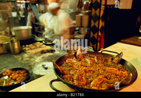 Paella in Los Caracoles Restaurant Altstadt Barcelona Spanien Stockfoto