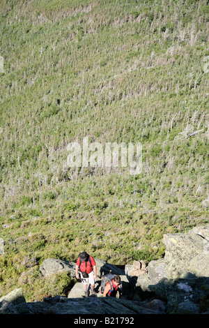 Wanderer erklimmen Caps Ridge Trail in den Sommermonaten befindet sich in den White Mountains New Hampshire USA Stockfoto