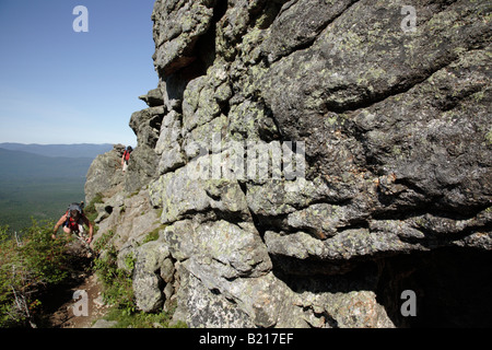 Wanderer erklimmen Caps Ridge Trail in den Sommermonaten befindet sich in den White Mountains New Hampshire USA Stockfoto