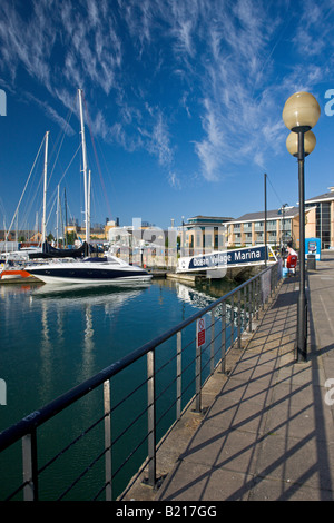 Luxus-Yachten und Cruiser festgemacht an der Ocean Village Marina Southampton Hampshire in England Stockfoto