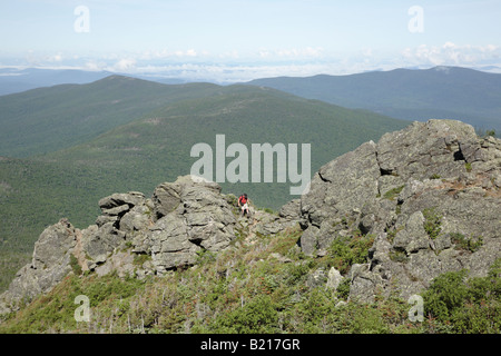 Wanderer erklimmen Caps Ridge Trail in den Sommermonaten befindet sich in den White Mountains New Hampshire USA Stockfoto