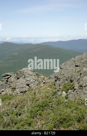 Wanderer erklimmen Caps Ridge Trail in den Sommermonaten befindet sich in den White Mountains New Hampshire USA Stockfoto